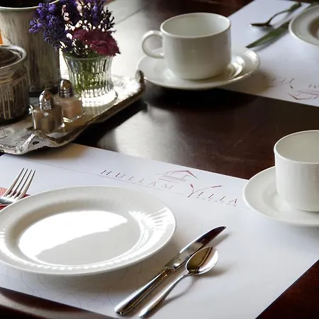 Bed and Breakfast Hullam 4*
