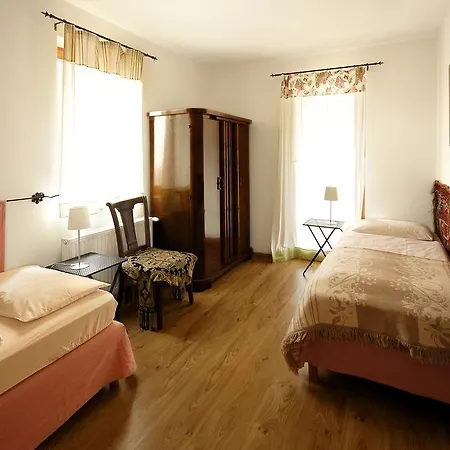 Hullam לינה וארוחת בוקר