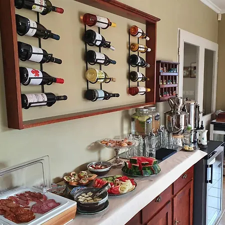 Hullam לינה וארוחת בוקר