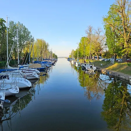 Hullam לינה וארוחת בוקר Balatonmáriafürdő