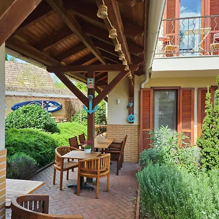 Bed and Breakfast Hullam 4*