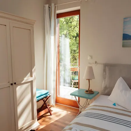 לינה וארוחת בוקר Hullam 4*