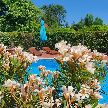 Hullám Bed and breakfast 4*