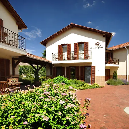 Hullam לינה וארוחת בוקר