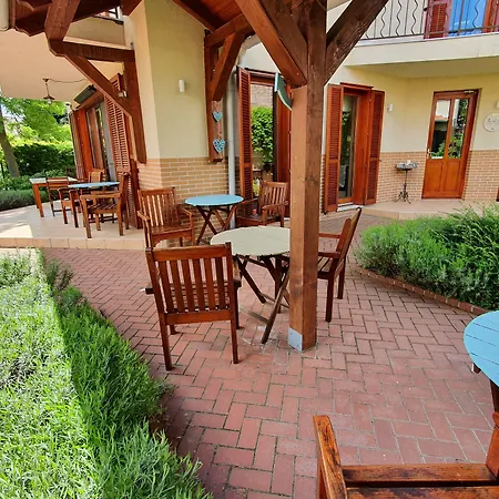 Bed & Breakfast Hullám 4*