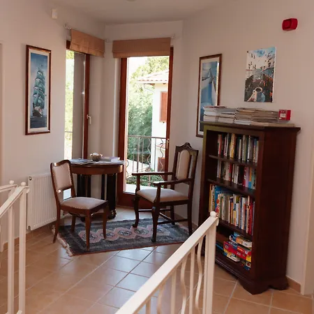 Hullam Bed & Breakfast 4*
