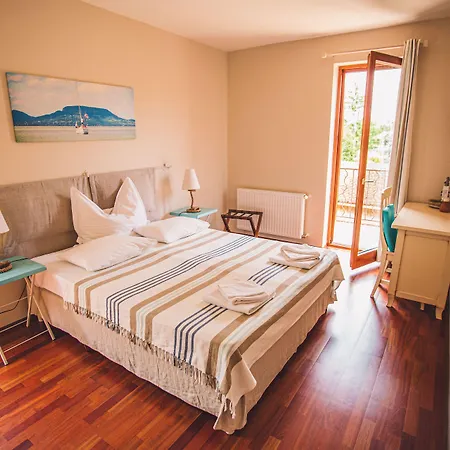 Hullam Bed & Breakfast 4*