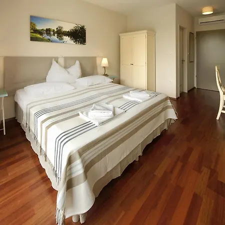 Hullam 4* Balatonmáriafürdő