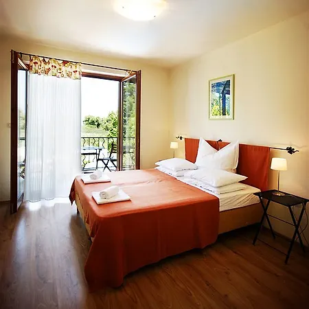Bed & Breakfast Hullam 4*