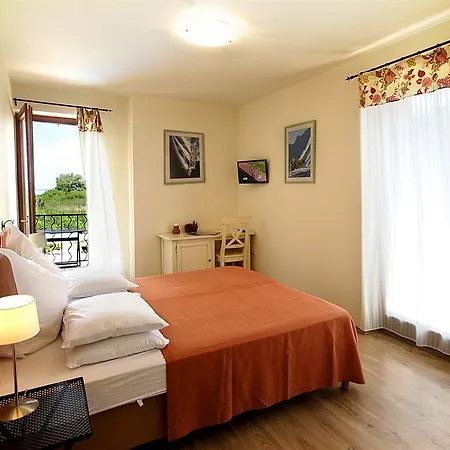 Hullam Bed & Breakfast 4*