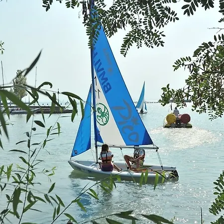 Hullam 4* Balatonmáriafürdő