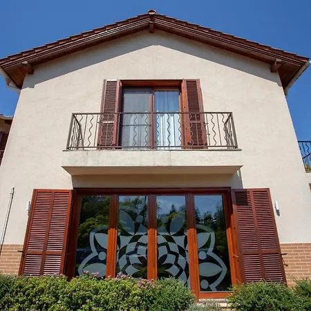 胡拉姆别墅住宿加早餐旅舍 Balatonmáriafürdő