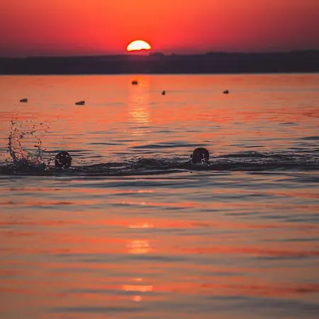 לינה וארוחת בוקר Hullam 4*