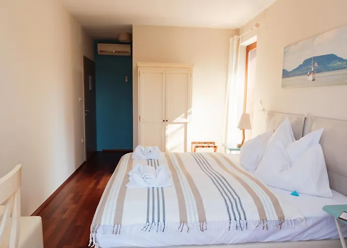 Hullam Bed & Breakfast 4*