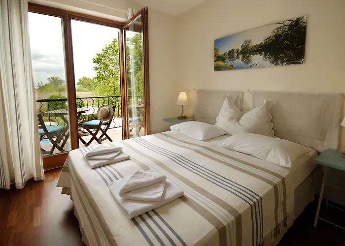 Hullam Bed & Breakfast 4*